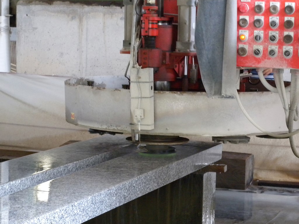 桜みかげ 研磨作業