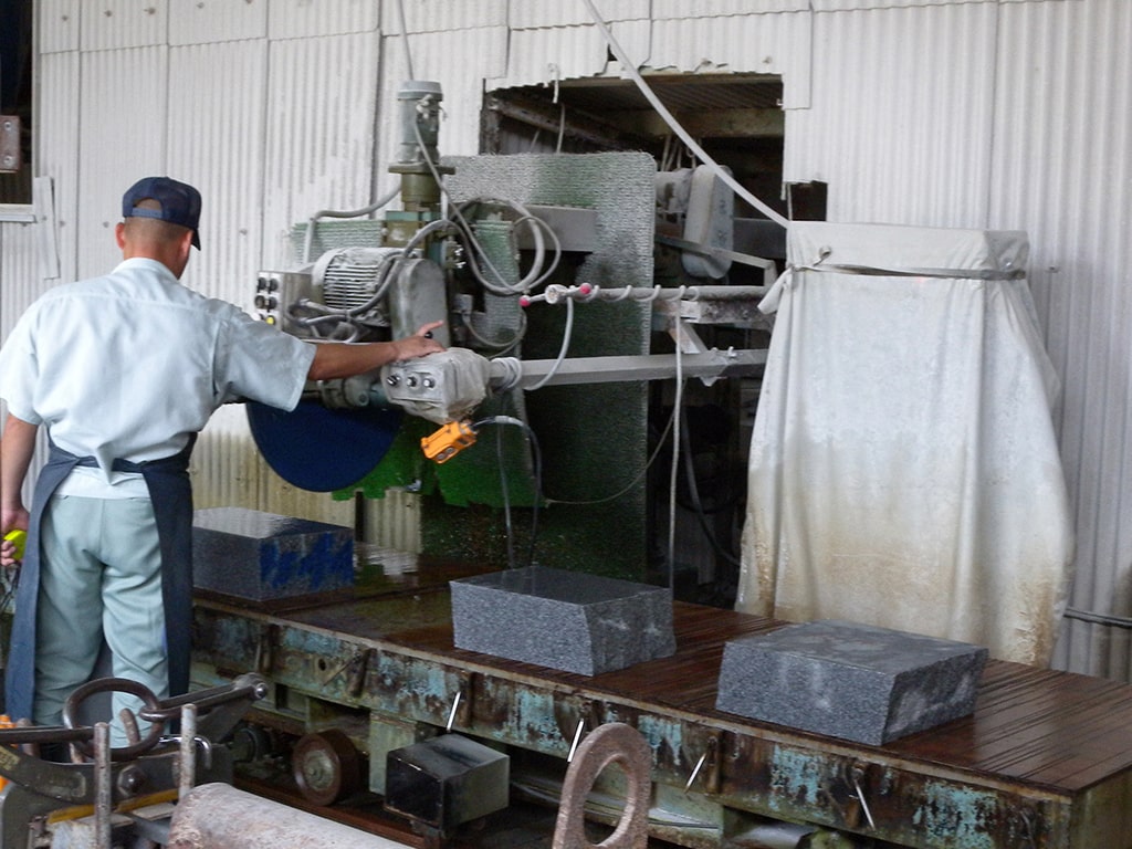 桜みかげ 研磨作業