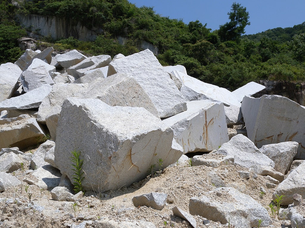 石材部 採石 岡山県矢掛町にある瀬戸内の豊かな自然環境が育んだ白桜みかげの採掘元井上石材有限会社
