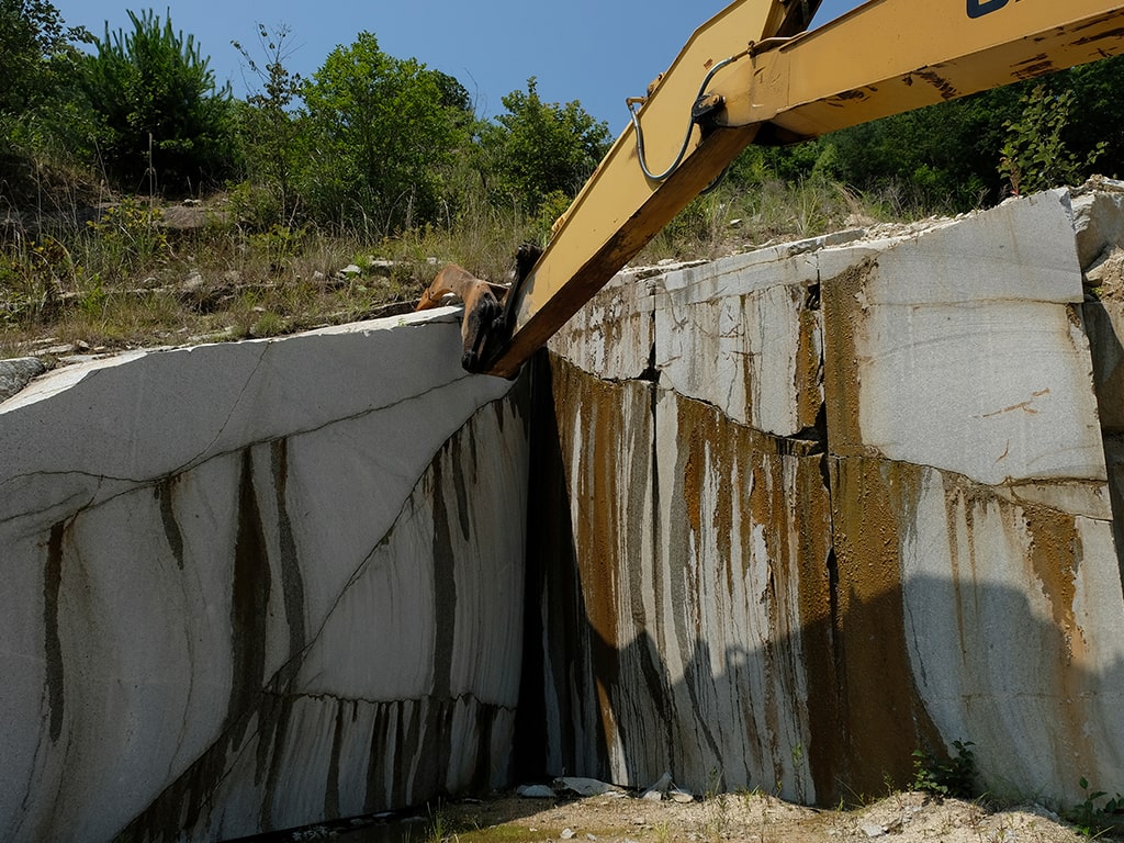 桜みかげ 石材 採掘作業の様子