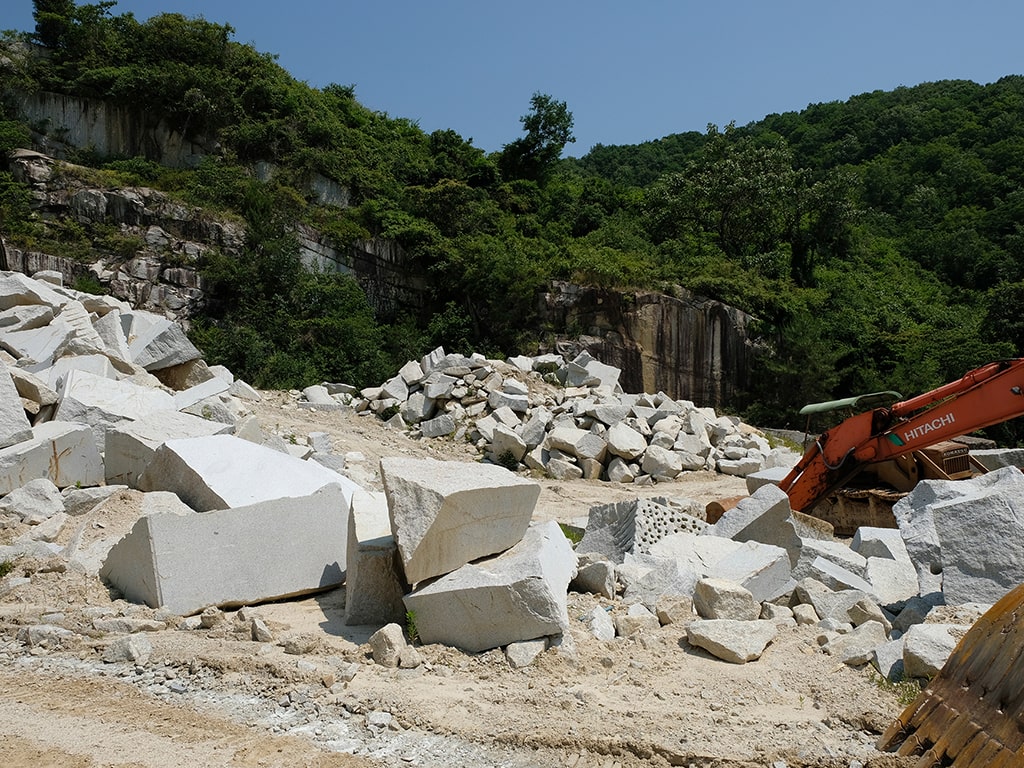 石材部- 採石- 岡山県矢掛町にある瀬戸内の豊かな自然環境が育んだ白桜みかげの採掘元井上石材有限会社